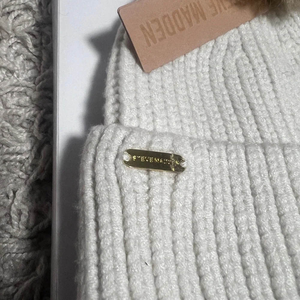 Steve Madden NWT Cream Knit Pom-Pom Beanie